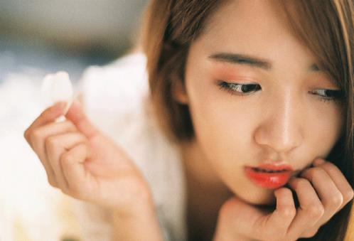 描写一个人伤心的句子[25句] (看着看着就哭了的句子)