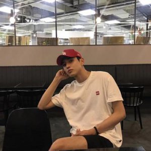​高冷的男生头像 侧脸忧郁