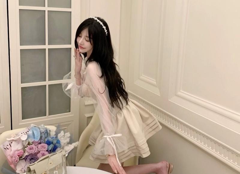 适合女生发朋友圈的伤感说说：我不怪你不爱我，要怪就怪我入戏太