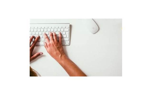 求婚后女生发朋友圈文字(求婚后女生发朋友圈文字怎么说)