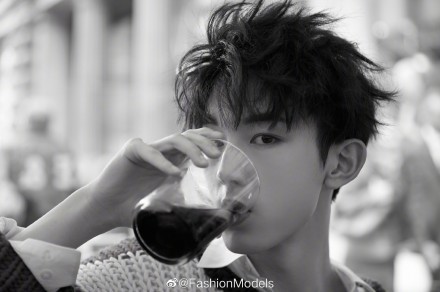 郭俊辰圣诞写真来袭，圣诞气氛十分浓郁，邻家男孩般干净温暖