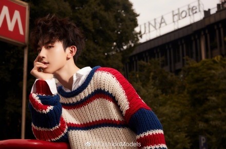 郭俊辰圣诞写真来袭，圣诞气氛十分浓郁，邻家男孩般干净温暖