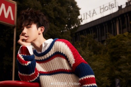 郭俊辰圣诞写真来袭，圣诞气氛十分浓郁，邻家男孩般干净温暖