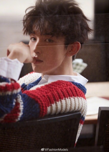 郭俊辰圣诞写真来袭，圣诞气氛十分浓郁，邻家男孩般干净温暖