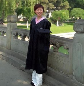 ​18年前，那个师生筹款送她到美国留学的北大才女，为何至今不回国