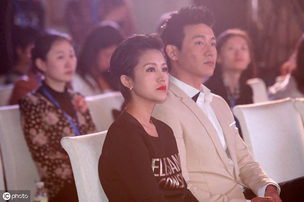 陆毅的老婆鲍蕾,也是一位气质型美女