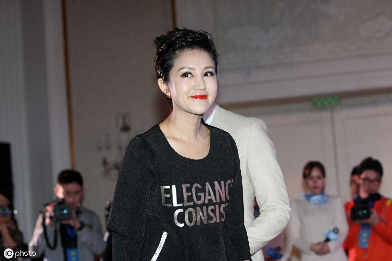 陆毅的老婆鲍蕾,也是一位气质型美女