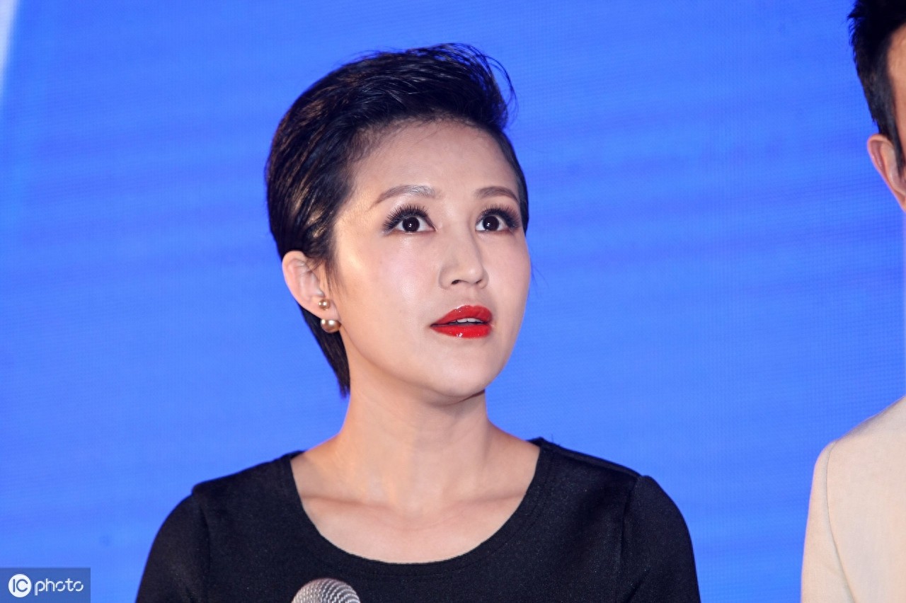 陆毅的老婆鲍蕾,也是一位气质型美女