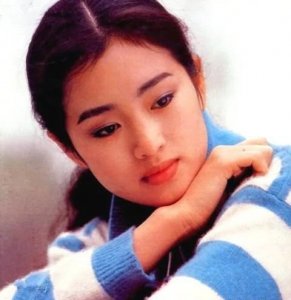 ​巩俐年轻时有多漂亮？罕见老照片曝光，青春靓丽，难怪张艺谋力捧