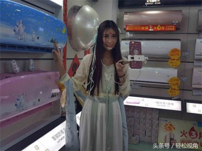 ​美女主播商场玩直播秀，你见过吗？