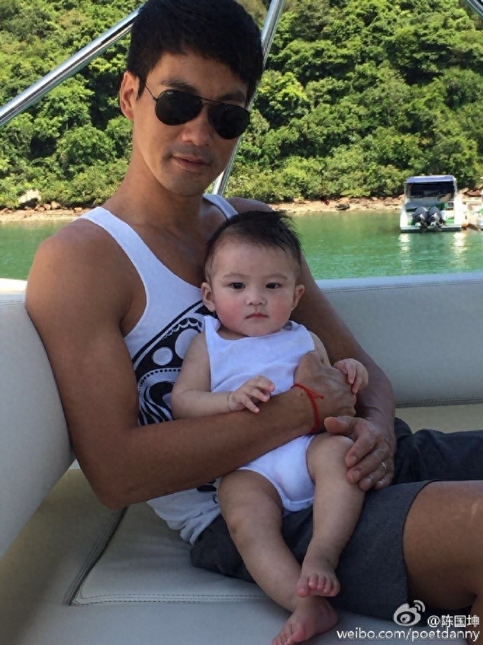 陈国坤与妻子黄伊汶近照，儿子取名叫陈真