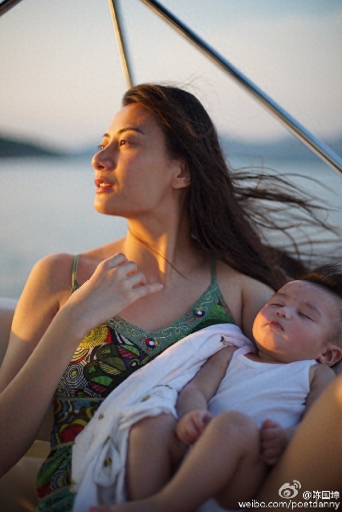 陈国坤与妻子黄伊汶近照，儿子取名叫陈真