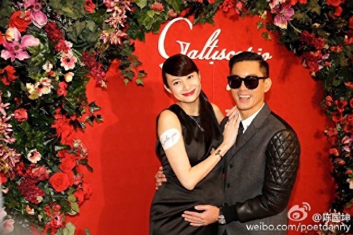 陈国坤与妻子黄伊汶近照，儿子取名叫陈真