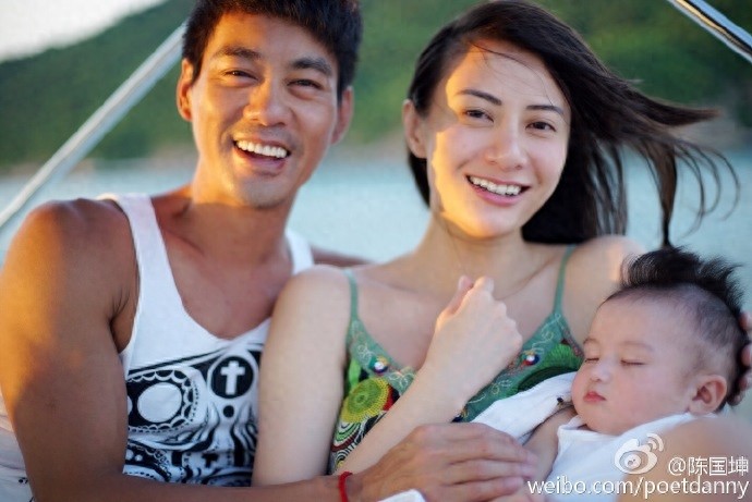 陈国坤与妻子黄伊汶近照，儿子取名叫陈真