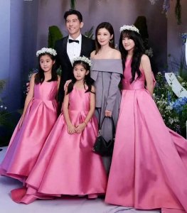 ​贾静雯的三个女儿各长各的，各美各的