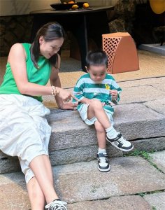 ​35岁曾春蕾携子罕见露面，身材明显发福，丈夫开民办学校年入千万