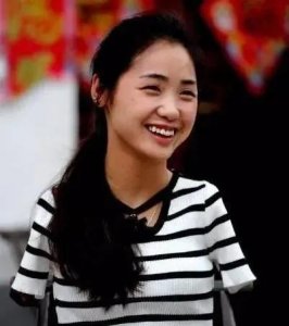 ​坚韧无臂女孩杨佩：脚绣十字绣赢得财富与赞誉