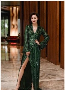 ​惠英红：简约穿搭和短发一刀切，到老都有气场