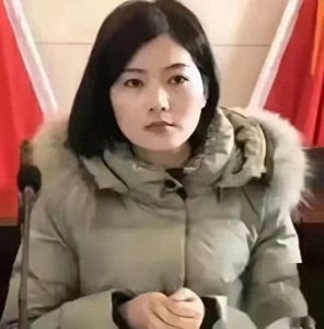 ​李秋霞或许对权力有着特别的兴趣。有因必有果，一个巴掌拍不响