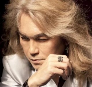 ​迪克牛仔：大器晚成的歌手。