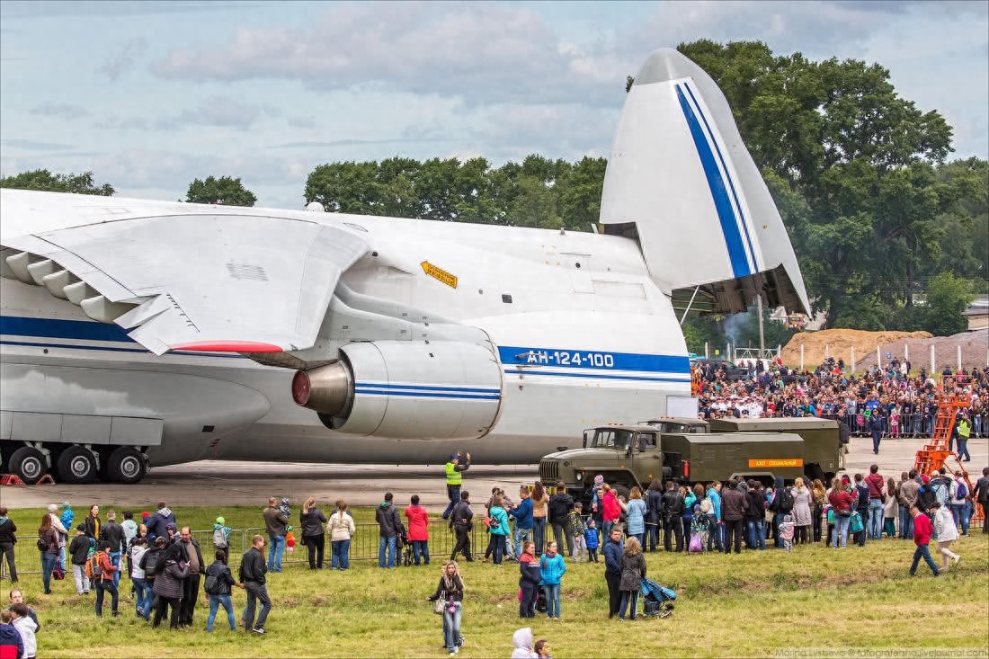 享誉世界的大型运输机（安-124）