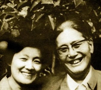 ​70年代，乔冠华与章含之新婚合照：60岁与38岁的开怀大笑瞬间