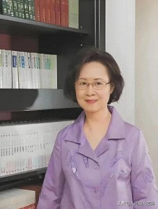 ​琼瑶葬礼上，妹妹陈锦春现身！她一身紫衣，双手合十，站外甥旁边