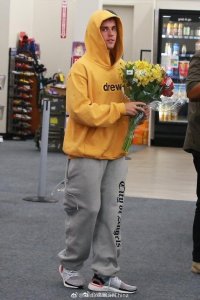 ​比伯给海莉写情诗，表达自己对可爱的妻子的感激之情