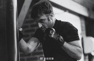 ​马克龙晒硬汉照打沙袋，无畏气势震撼全场！
