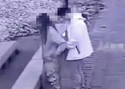 ​公园露出狂潮！男女野战现场惊现多人围观！