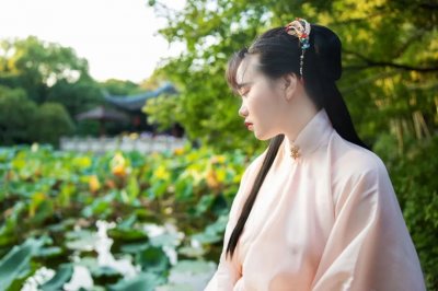 ​谈情说爱的诗句优美（古今最动人的10首爱情诗，温暖美好，读一次感动一次