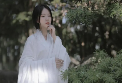 ​伤感的句子说说心情：爱情是场梦，可有些人却总睡过了头